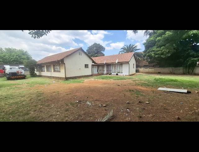 18 BEDROOM HOUSE FOR SALE IN KEMPTON PARK EXT 02